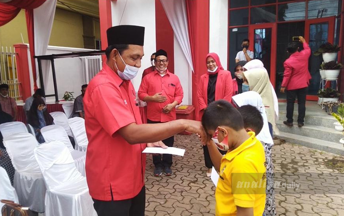 PDIP Aceh Bagi Sembako dan Santuni Anak Yatim