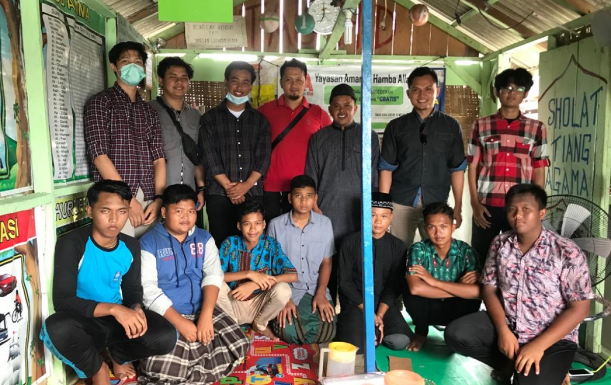 Donasi Uang dan Alquran Disalurkan ke Gubuk Belajar Az-Izzah
