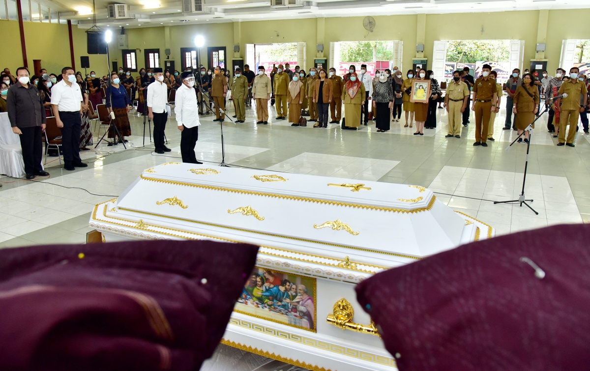 Gubsu Pimpin Upacara Pelepasan Jenazah Ernita boru Bangun