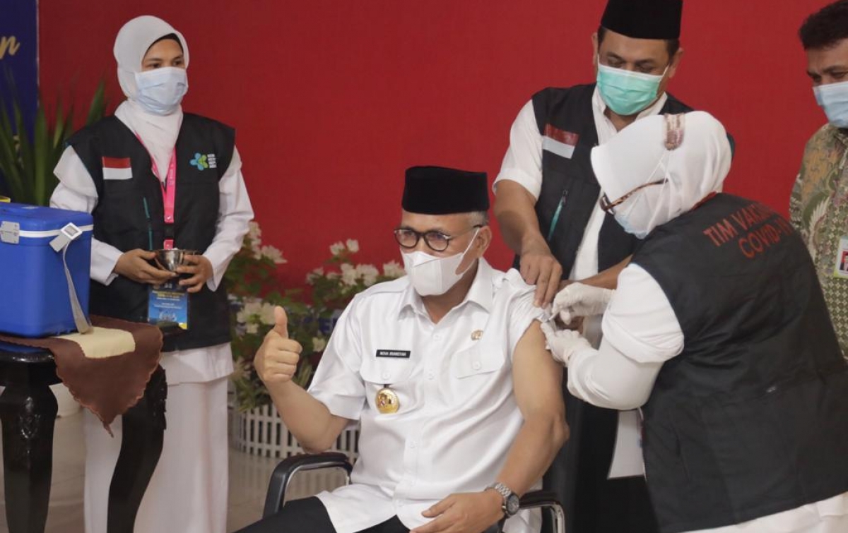Gubernur Nova Orang Pertama Disuntik Vaksin Covid-19 di Aceh - Nasional