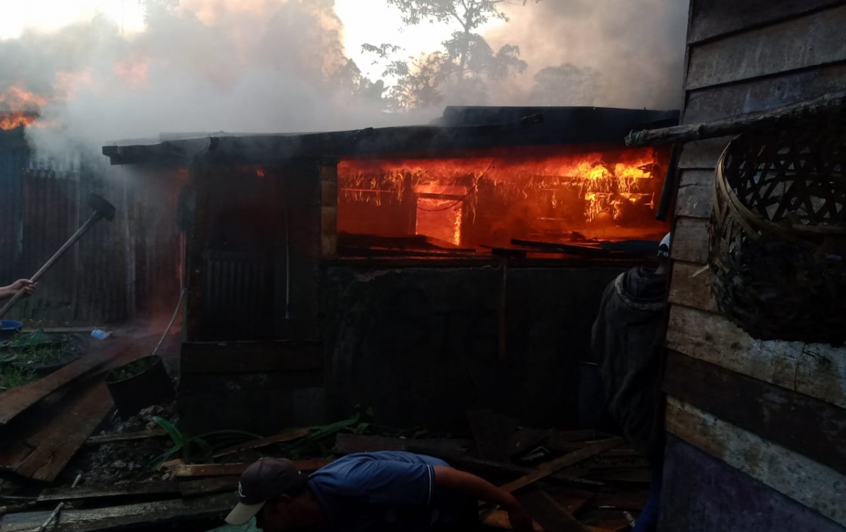 Kebakaran Hanguskan 2 Rumah Warga di Parbuluan Dairi