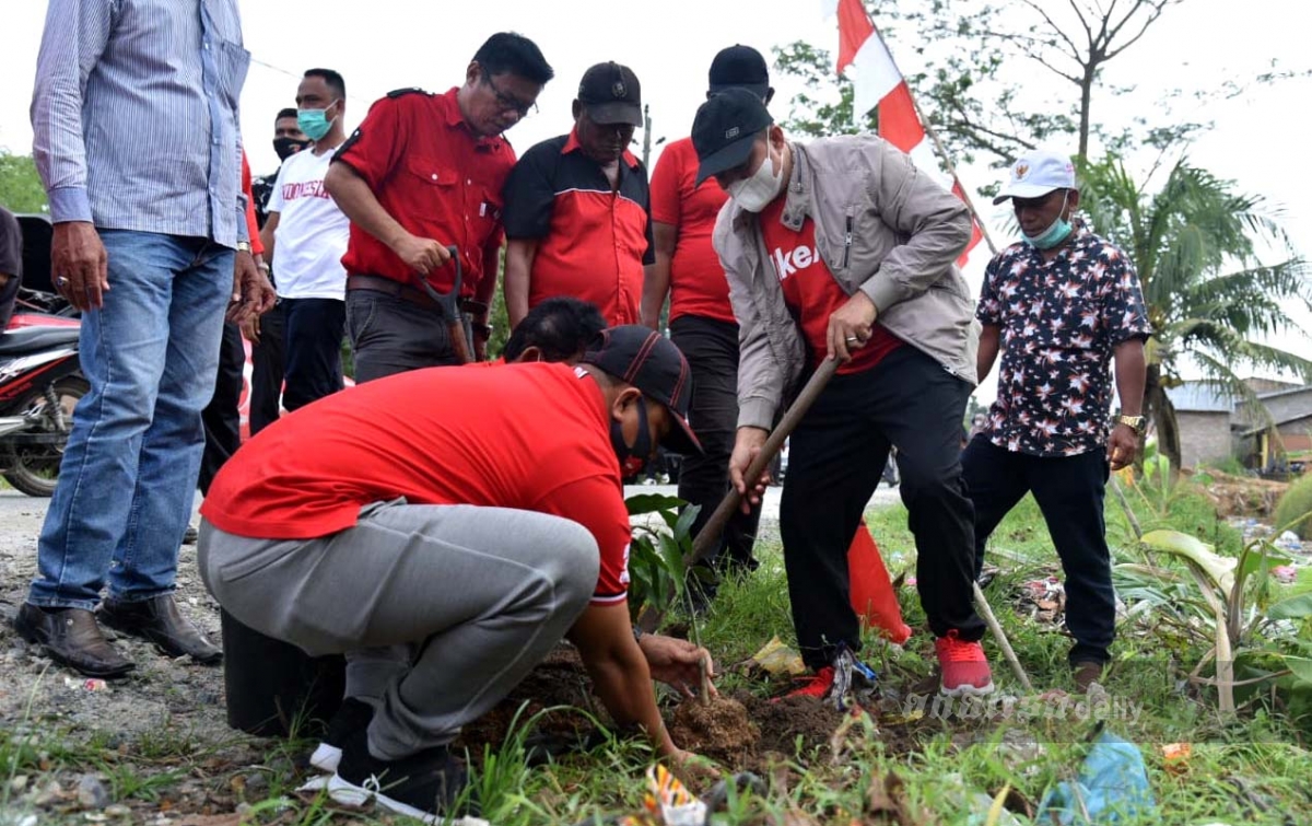 DPC PDIP Batubara Tanam 1.000 Pohon