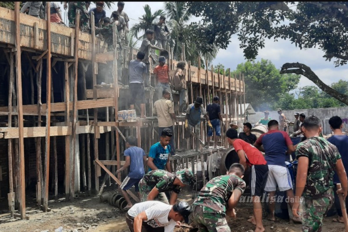 TNI dan Masyarakat Ikpos Gotong Royong Bangun Pusat Pendidikan