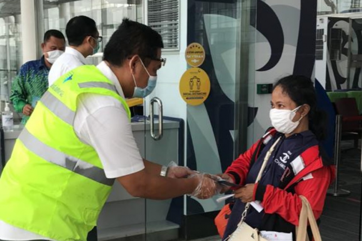 HUT Garuda, Penumpang Diberi Cinderamata Personal Health Kit