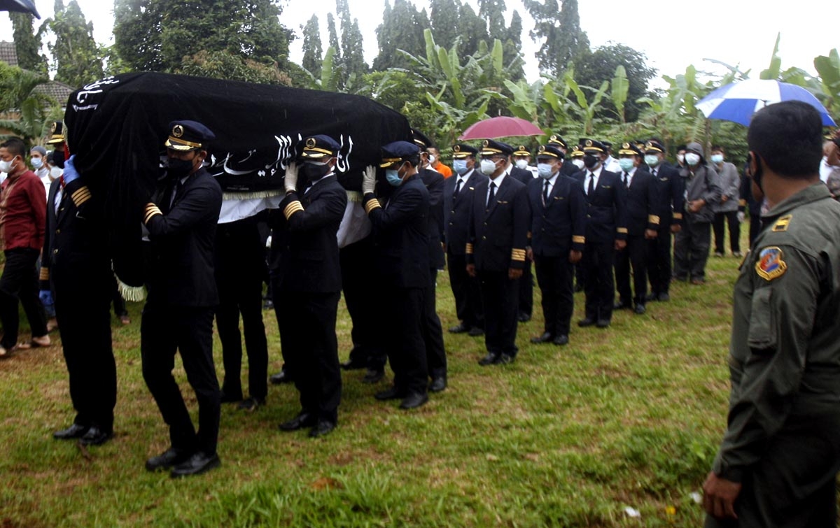 Foto: Pemakaman Jenazah Pilot Sriwijaya Air