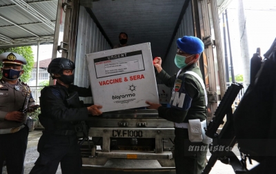 Foto: 40.000 Vial Vaksin Covid-19 Tiba di Medan