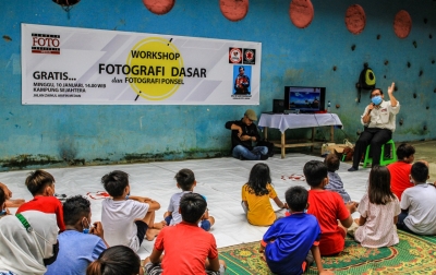 PFI Medan Ajari Anak-anak Kampung Sejahtera Memotret
