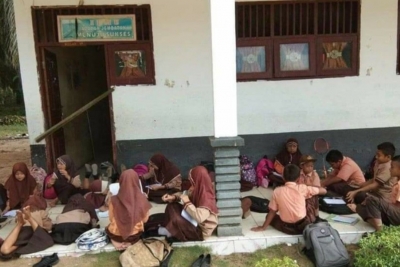 Wali Murid dan Guru Segel Sekolah di Palas