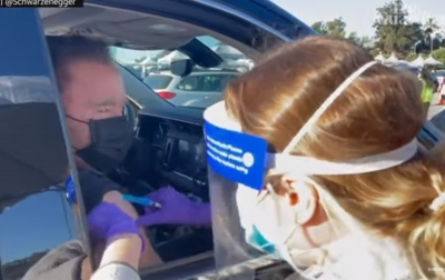 Arnold Schwarzenegger Jalani Vaksinasi