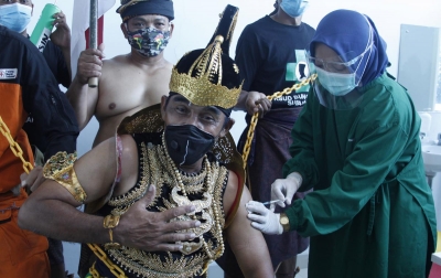 Foto: Penerima Vaksin Berkostum Wayang