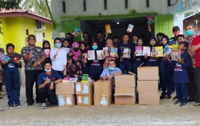 Gramedia Sumbang Ratusan Buku untuk Anak Pesisir Pantai Labu