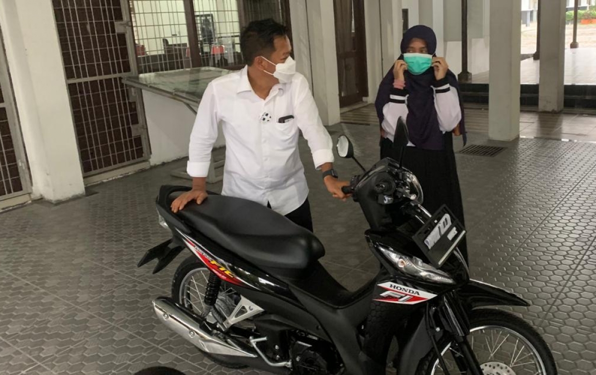 Kisah Perjuangan Mahasiswa Viral, Rektor USU Muryanto Amin Serahkan Sepeda Motor