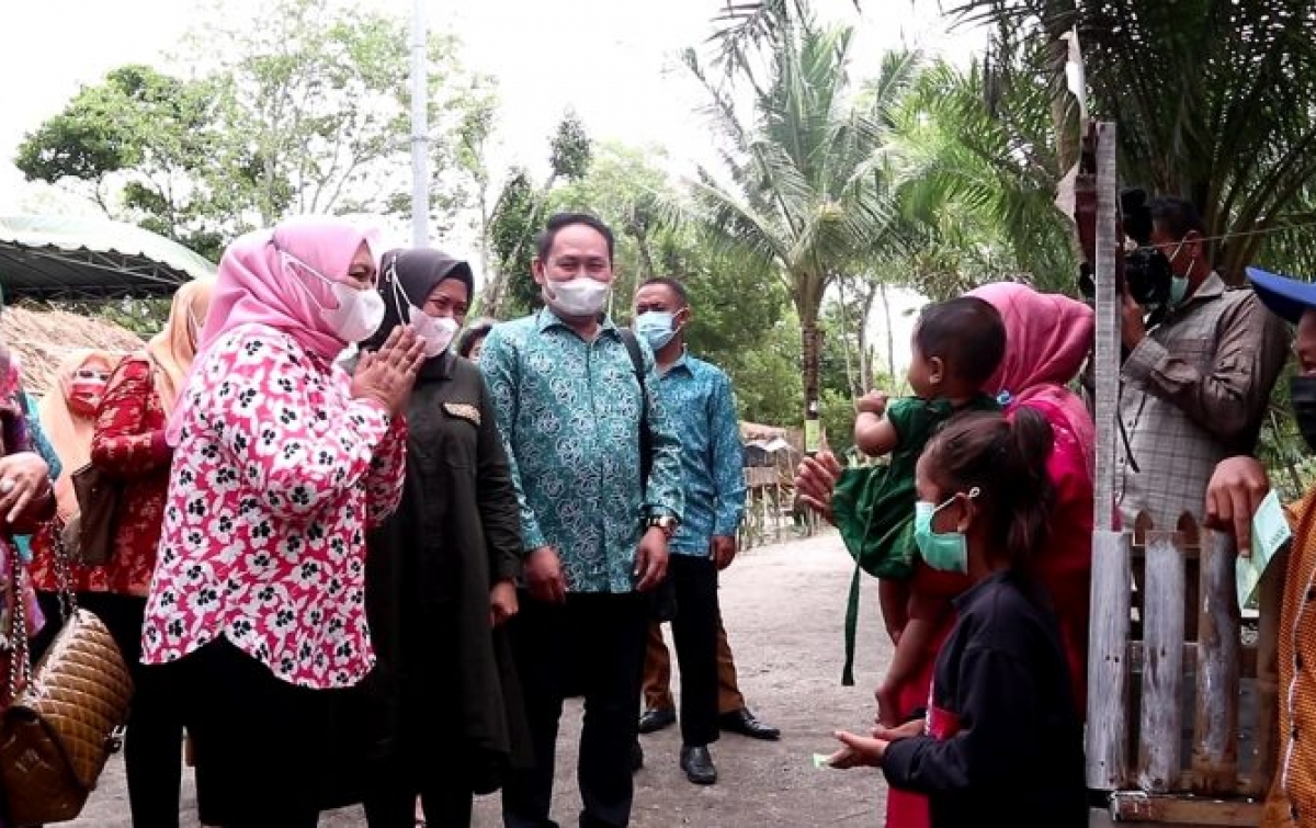 Wak Ani Tak Menyangka Warungnya Disambangi Istri Gubsu dan Istri Wagubsu