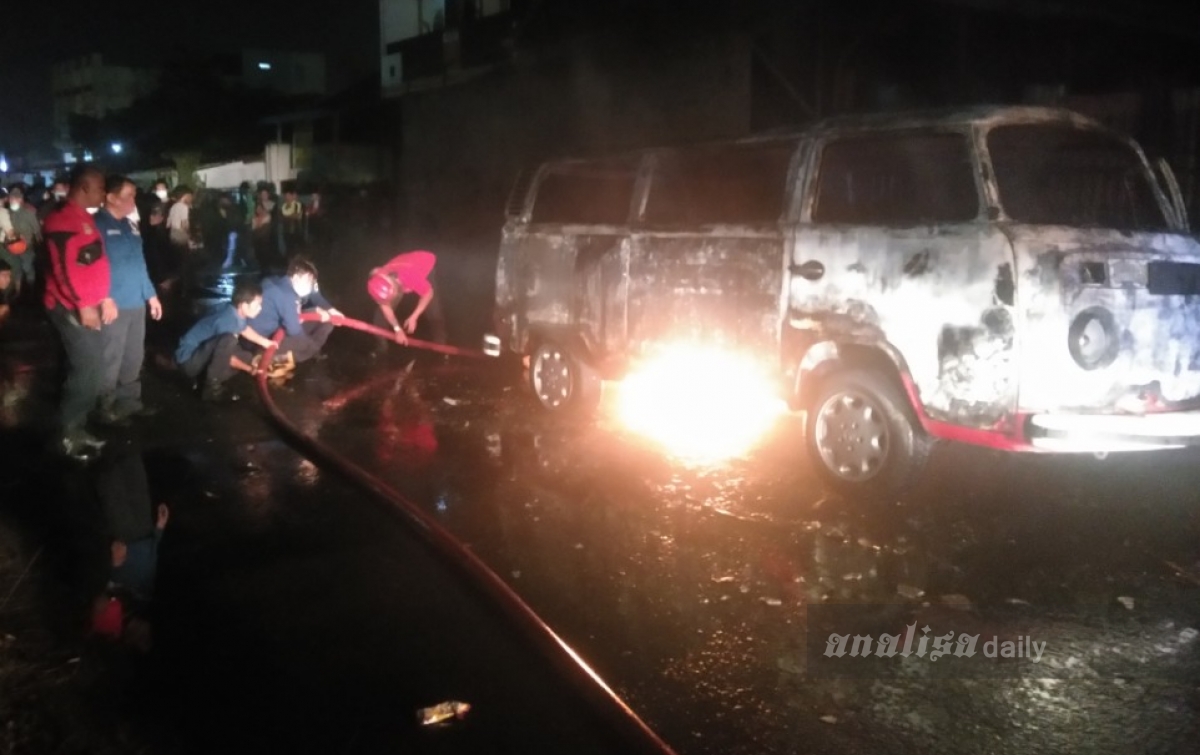 Sebuah Mobil Terbakar di Jalan Air Bersih Medan