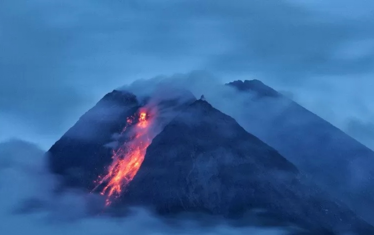 Gunung Merapi Luncurkan Guguran Lava Pijar 1.000 Meter