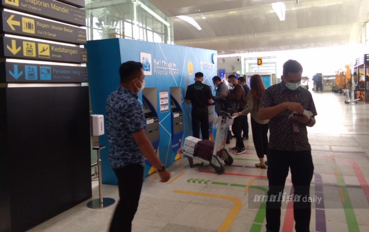 Jelang Imlek, Penumpang Padati Bandara Kualanamu