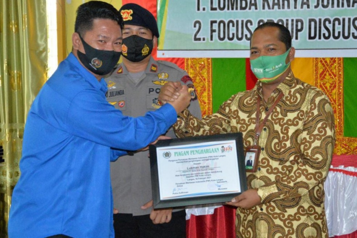 PWI Kota Langsa Berikan Piagam Penghargaan Kepada Bank Aceh Syariah