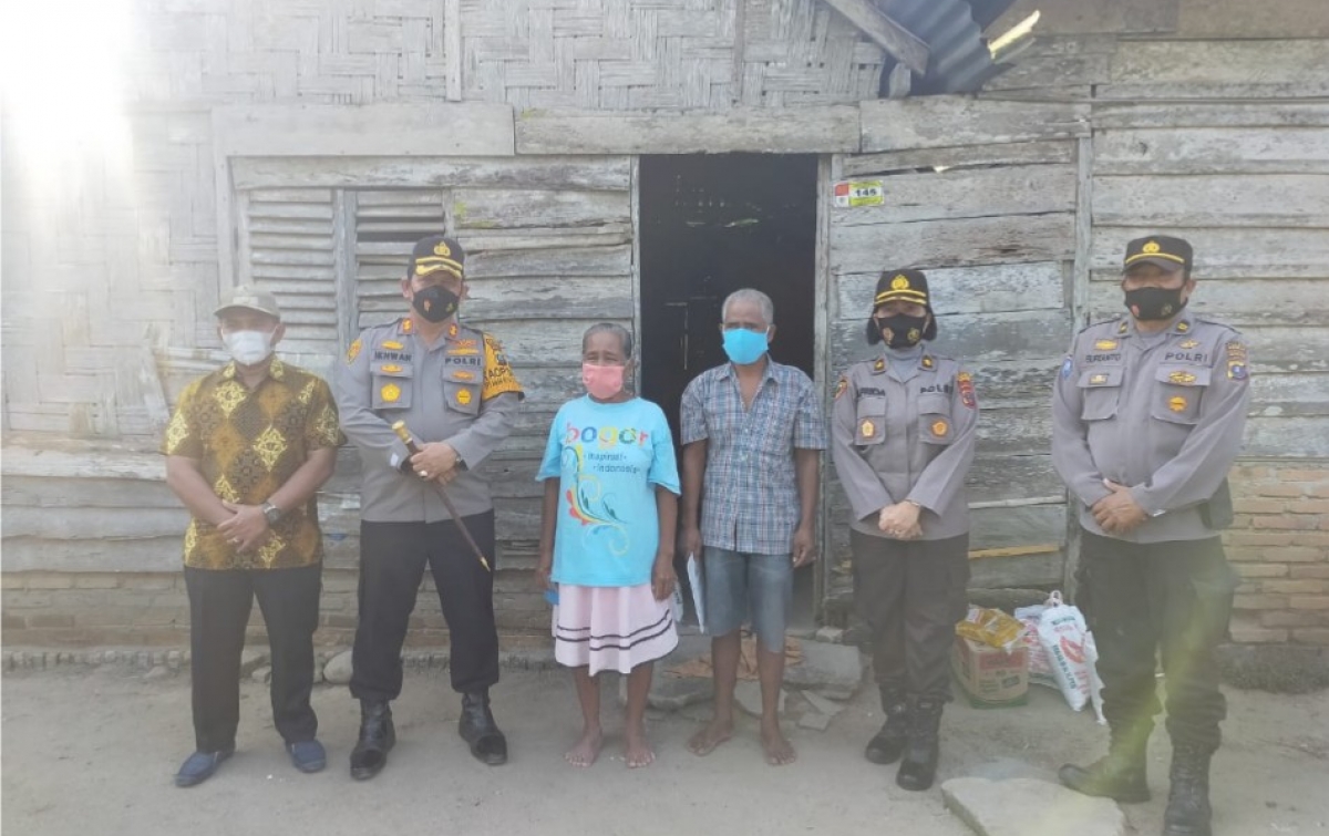 Janda Tua Terharu Kepolres Batubara Sambangi Rumahnya