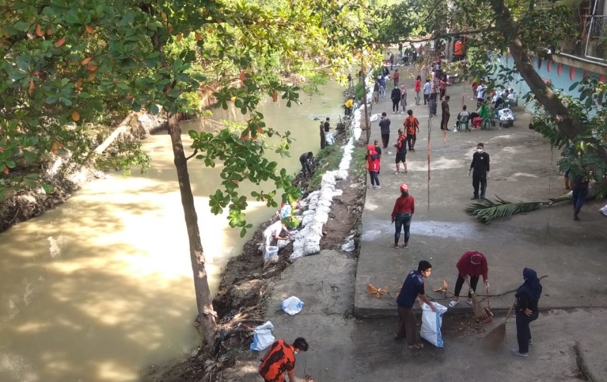 Komunitas di Medan Aksi Bersih Sungai, Terkumpul 1 Ton Sampah