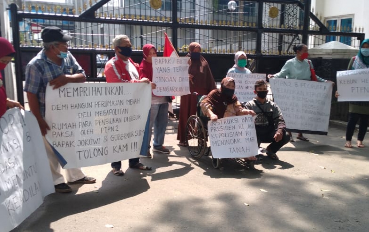 Pensiunan PTPN II Bentangkan Spanduk di Depan Gedung DPRD Sumut