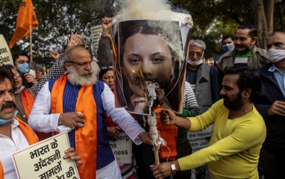 Demonstran di India Bakar Foto Rihanna dan Thunberg 