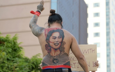 Pemrotes Ramai-ramai Buat Tato Aung San Suu Kyi