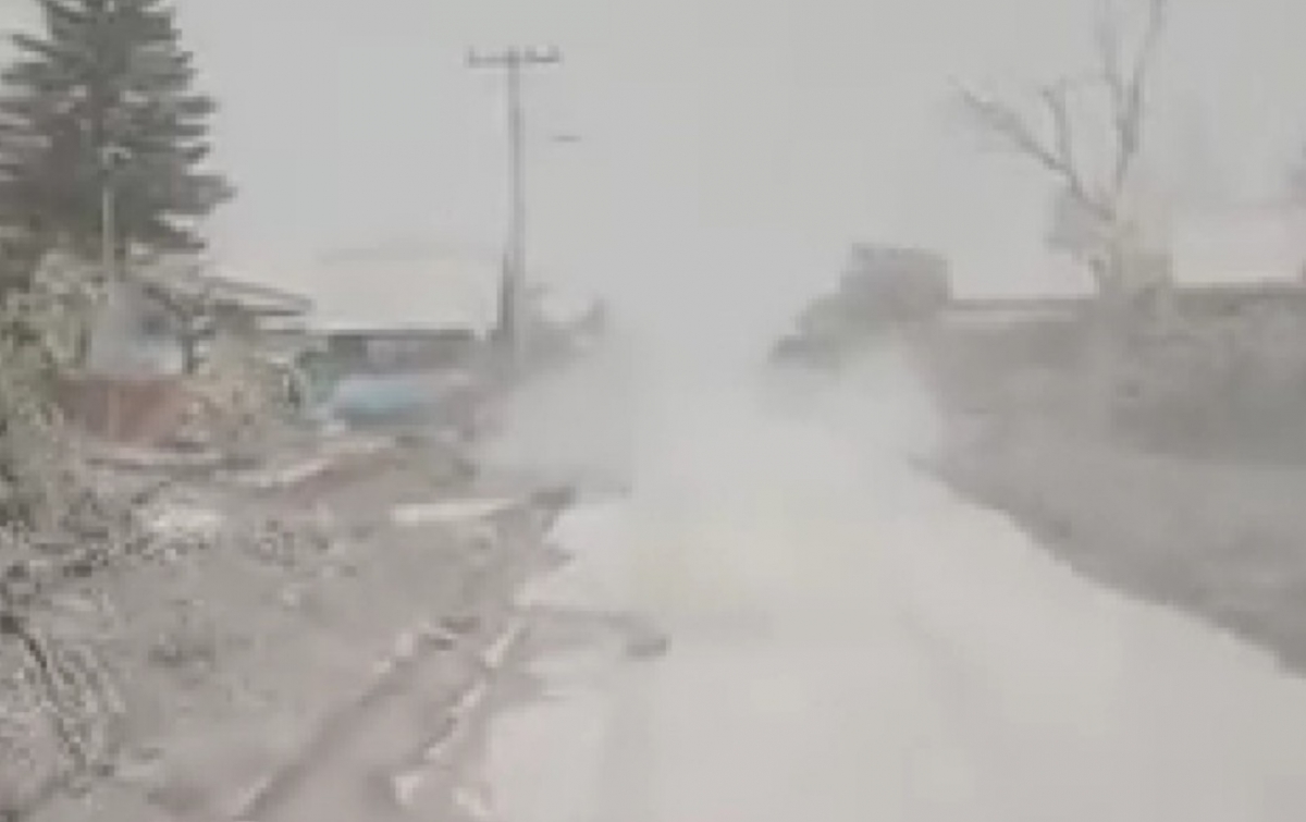 Pasca Erupsi Sinabung, Tiga Kecamatan Diselimuti Abu Vulkanik