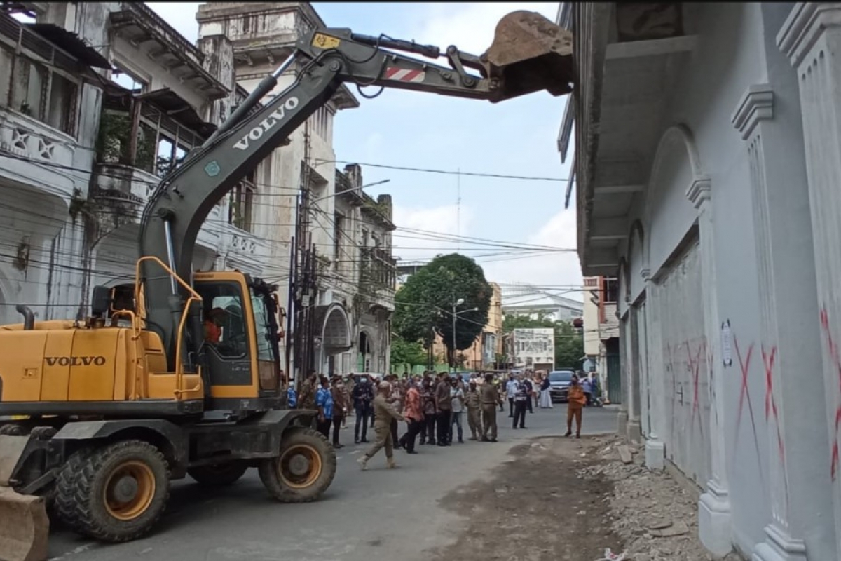 Pemko Medan Robohkan Gedung Tanpa IMB di Kawasan Heritage