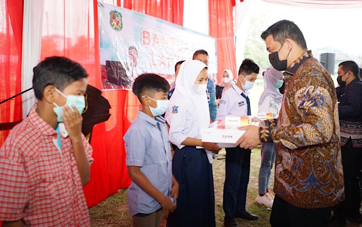 Bobby Nasution Bagikan Laptop dan Wifi Gratis di Sekolah