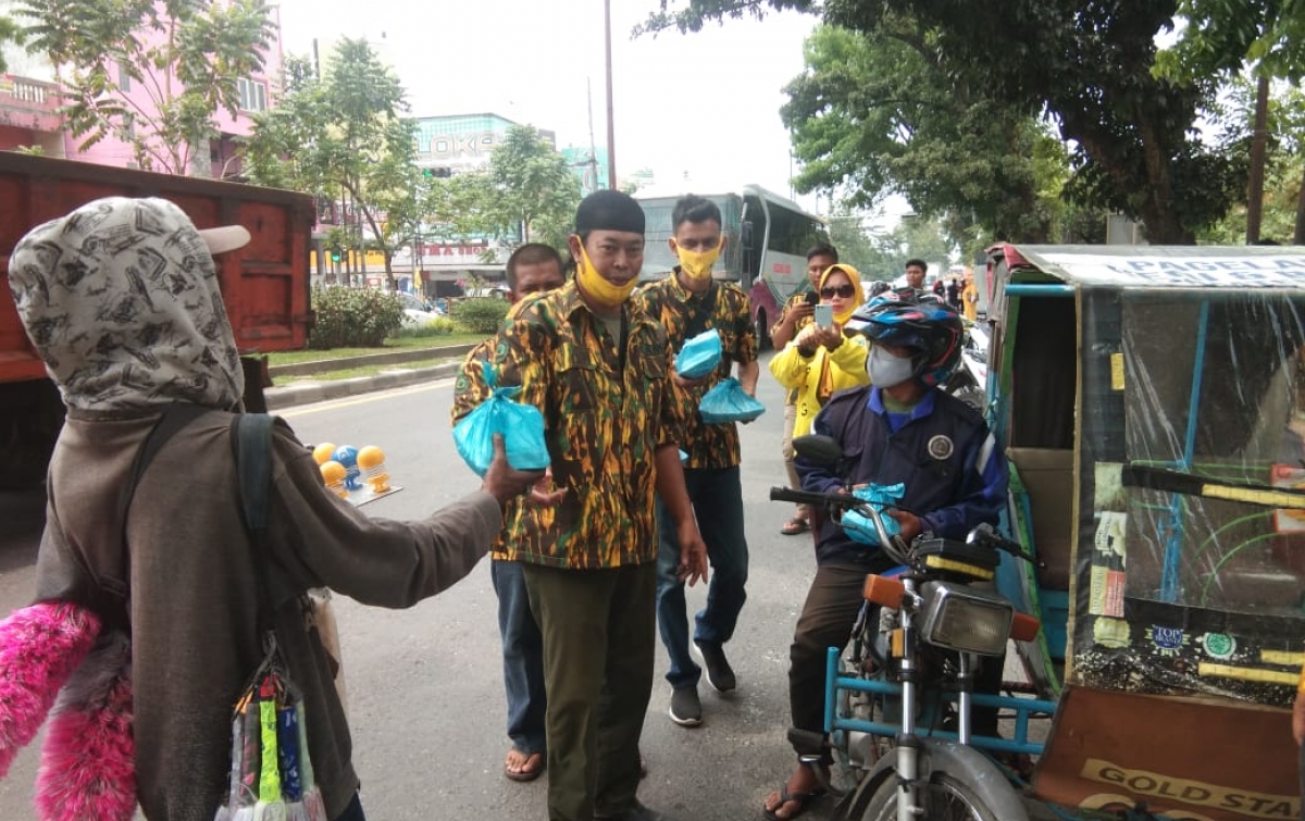 Bantu Warga saat Pandemi, AMPG Medan Johor Bagikan 100 Nasi Kotak