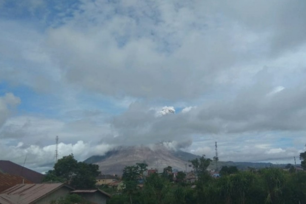 Gunung Sinabung Kembali Erupsi Sejauh 1 Kilometer