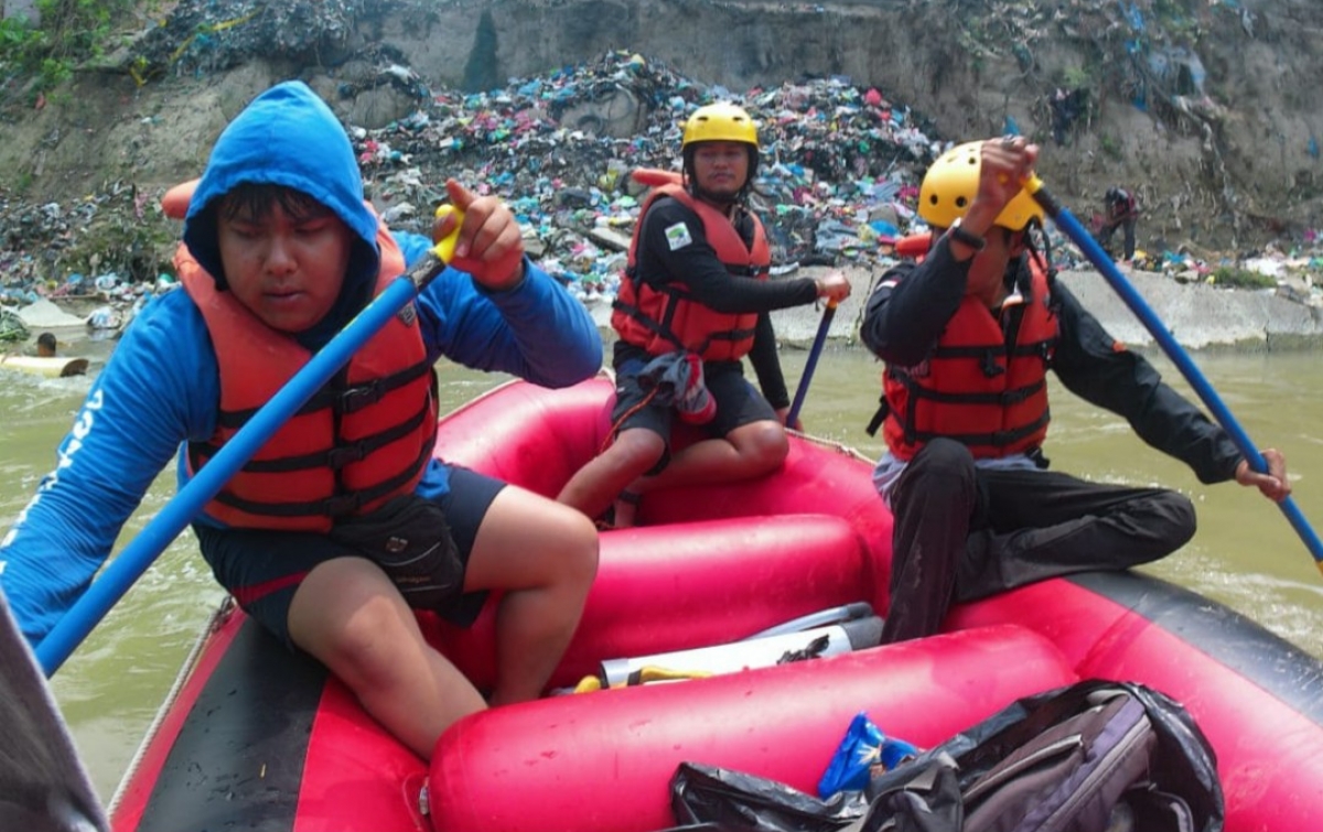 Banyak Gunungan Sampah di Bantaran Sungai Deli