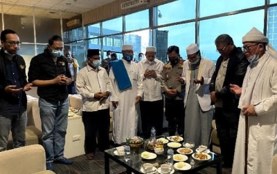 Syech Ali Akbar Marbun Antarkan Irjen Martuani Sormin ke Bandara KNIA