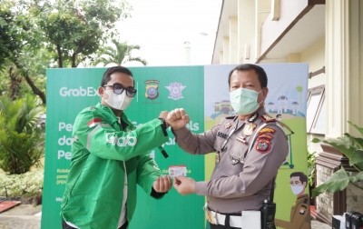 Satlantas Medan Gandeng GrabExpress Bantu Kirim SIM