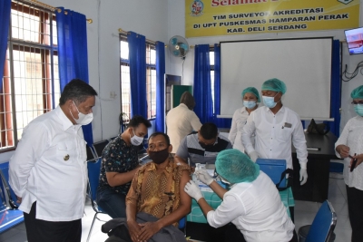 Wakil Bupati Deli Serdang Tinjau Vaksinasi di Puskesmas Hamparan Perak