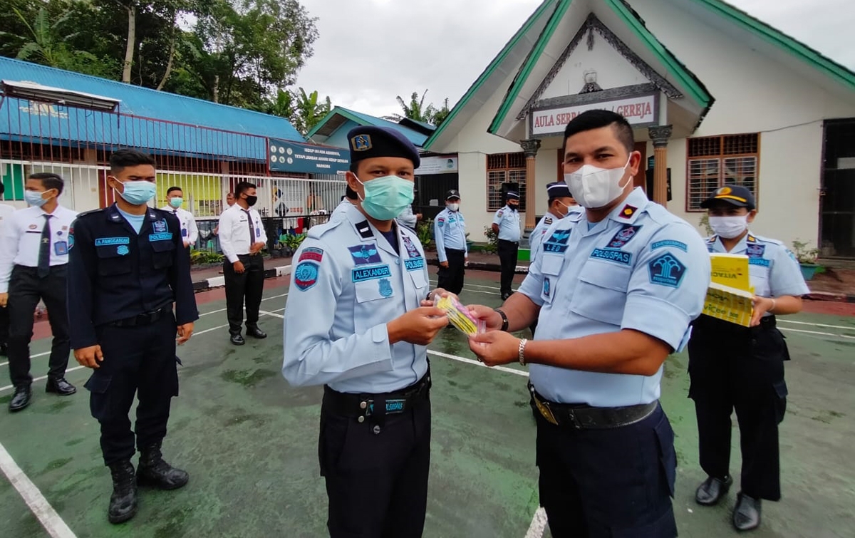 Rutan Tarutung Bagikan Multivitamin Kepada Pegawai