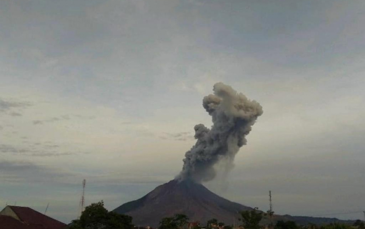 Sinabung Erupsi, Luncuran Abu Vulkanik Sejauh 2.000 Meter