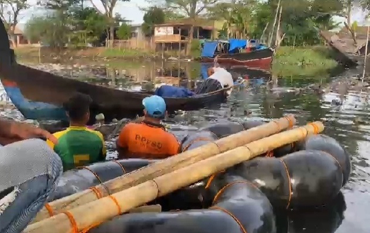 Warga Medan Marelan Bersihkan Sampah di Sungai Badera