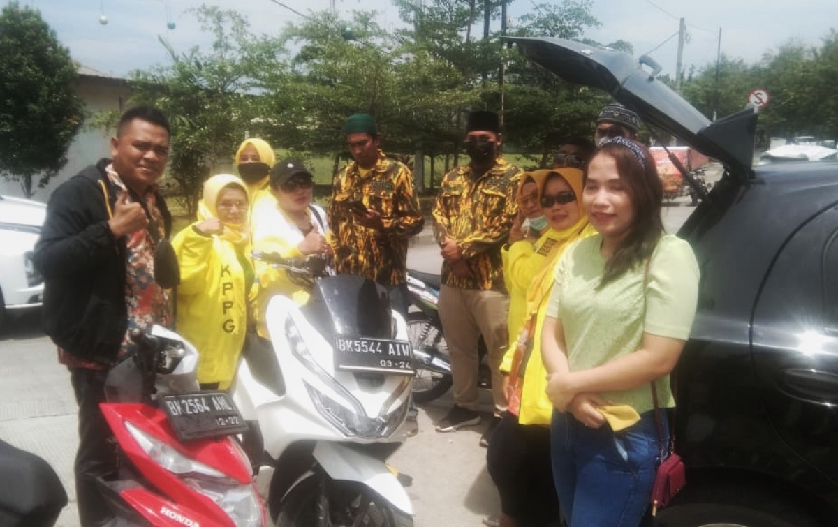 Sambut Ramadan, AMPG Berbagi Nasi Kotak untuk Abang Becak di Medan Johor
