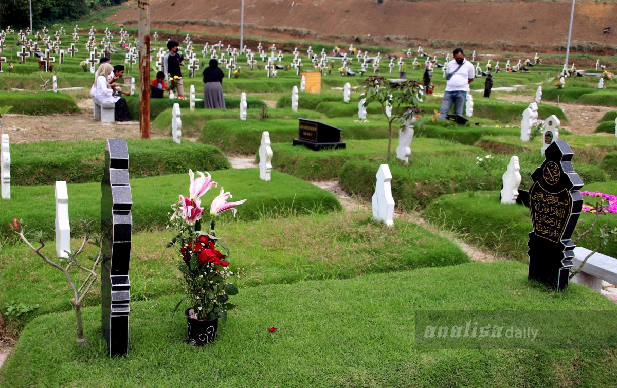 Foto: Ziarah ke Makam Korban Covid-19 Jelang Ramadan