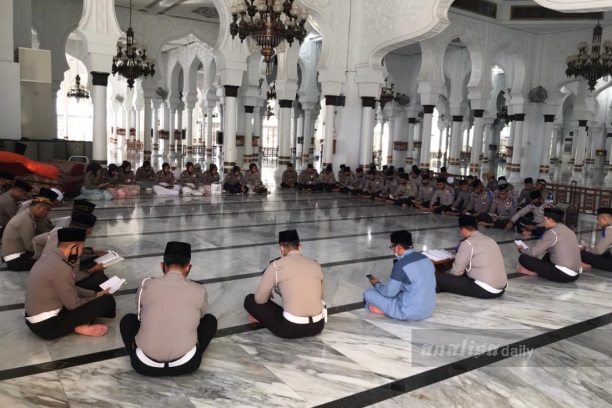Personel Ditlantas Polda Aceh Tadarus di Masjid Baiturrahman