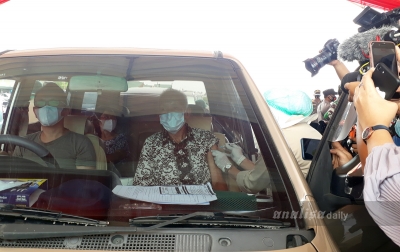 Foto: Drive Thru Vaksinasi Covid-19 Lansia