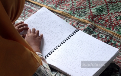 Foto: Tunanetra Baca Al Quran Huruf Braille
