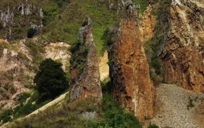 Kayaker Temukan Batuan Unik Di Kaldera Geopark Toba