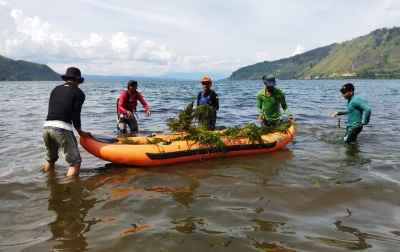Kayaker Eksplorasi Toba Tiba di Lembah Bakara, Langsung Aksi Hari Bumi