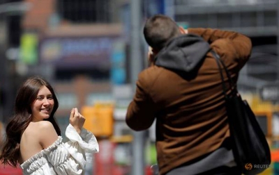 Pasca Divaksin Penuh, Warga AS Bisa Keluar Tanpa Masker