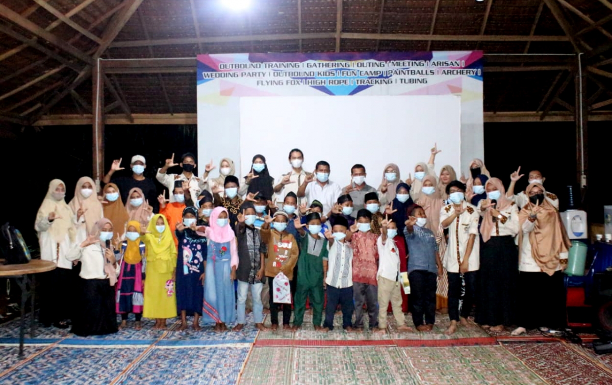 Buka Puasa Relawan Perpustakaan UMSU Bersama Anak-anak di Kampung Outbond