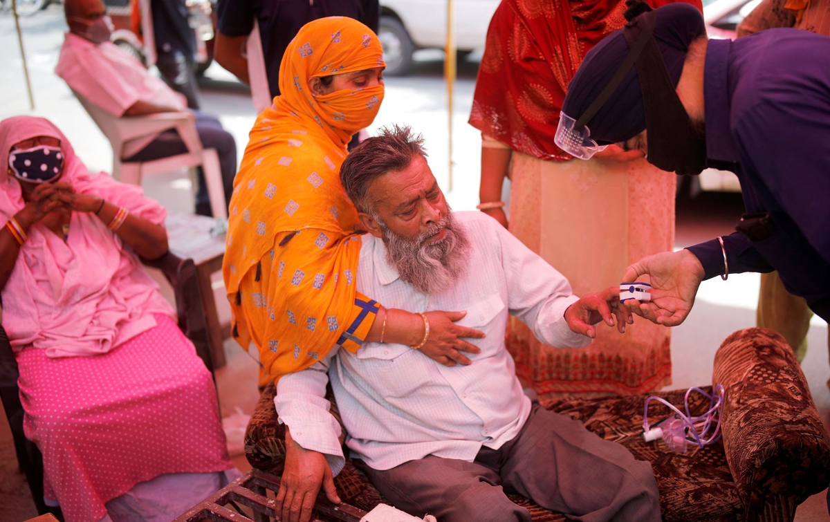 Relawan Sikh Berikan Oksigen Pada Pasien Covid-19