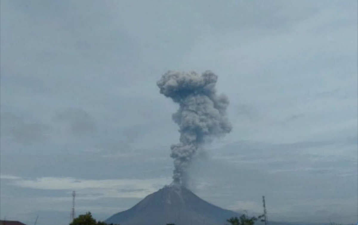 Gunung Sinabung Semburkan Debu Setinggi 3.500 Meter