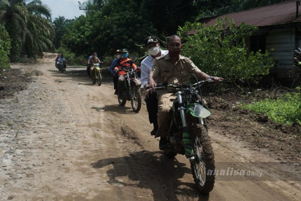 Naik Motor, Wabup Sergai Blusukan Tinjau Ruas Jalan Gunung Monako